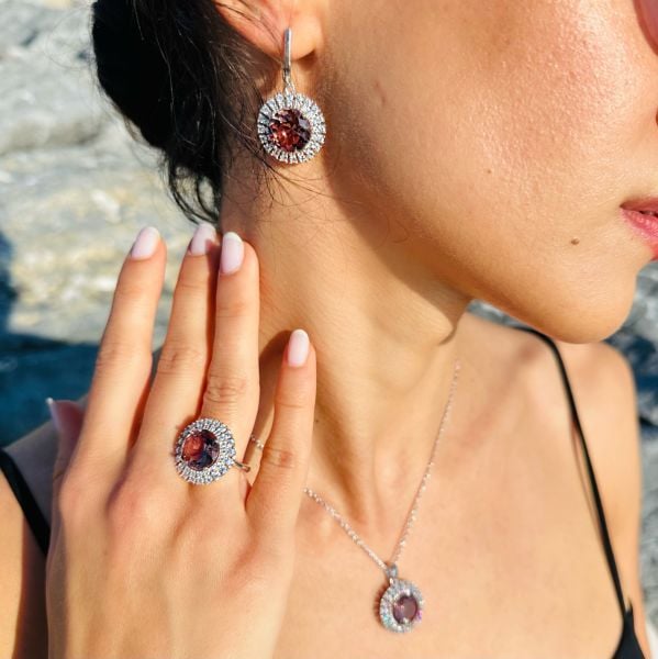 925 Ayar Gümüş Yuvarlak Zultanite Taşlı Çift Sıra Anturajlı Set Kolye Küpe Yüzük